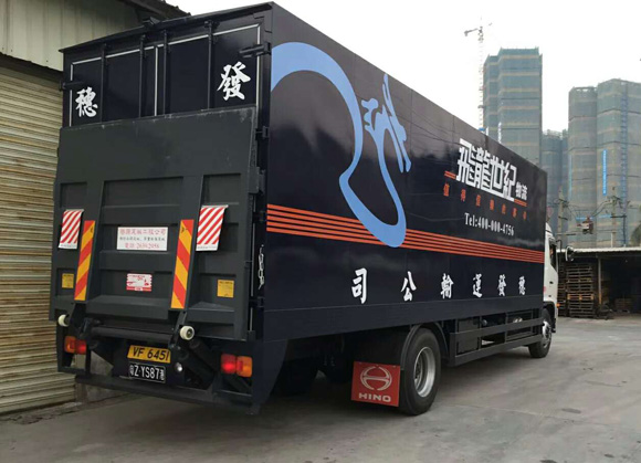 裝有尾板的中港運輸車輛 裝卸貨超方便